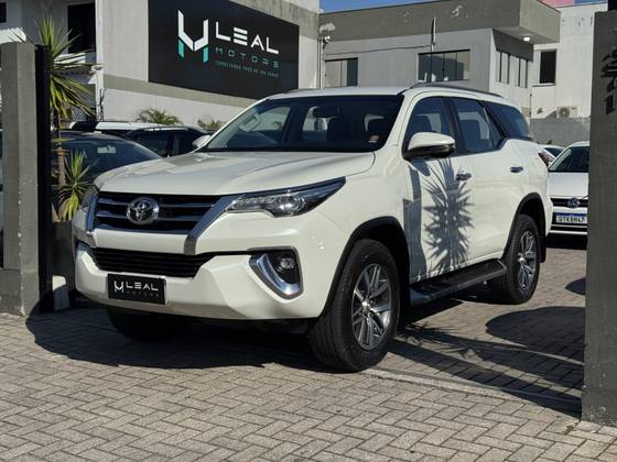 TOYOTA HILUX 2.8 SRX 4X4 CD 16V DIESEL 4P AUTOMÁTICO